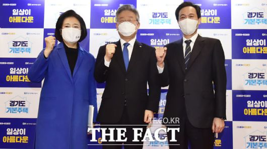 '경기도 기본주택 토론회'에 참석한 두 후보가 이재명 경기도지사(가운데)와 기념촬영을 하고 있다.