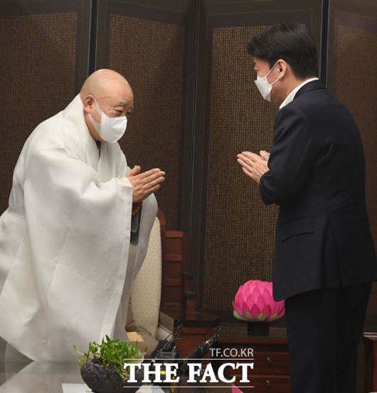 이후 종로구 조계사를 찾은 안철수 대표가 총무원장 원행스님과 인사를 나누고 있다.
