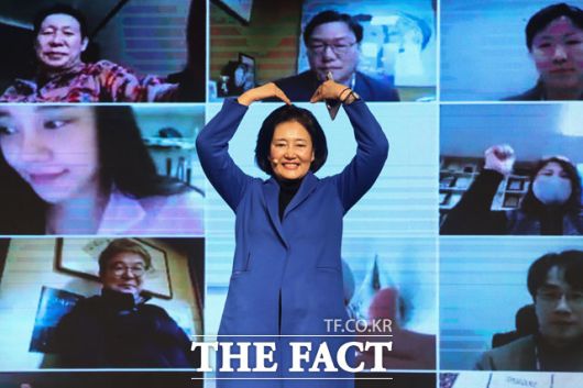 '서울시 대전환' 구상을 밝힌 박영선 전 장관이 화상으로 함께한 시민들을 향해 하트를 만들고 있다.