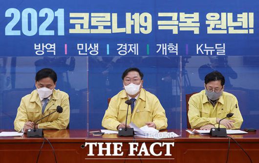 김태년 더불어민주당 원내대표는 26일 당 원내대책회의에서 "정부와 함께 팬데믹에 따른 손실보상제도화를 위한 입법 논의를 진행하겠다"고 밝혔다. 김 원내대표가 이날 회의에서 발언하고 있다. /남윤호 기자