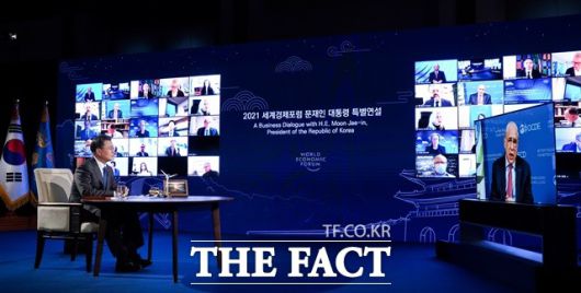 문 대통령이 27일 청와대에서 화상으로 참석한 '2021 세계경제포럼 한국정상 특별연설'에서 글로벌 리더들의 질문을 받고 있다. /뉴시스