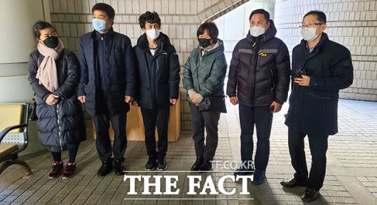 '삼례 나라슈퍼 강도치사' 사건의 진범으로 몰려 억울한 옥살이를 한 피해자들에게 국가와 당시 수사검사가 배상하라는 법원의 판결이 나왔다. 판결 직후 소감을 전하는 박준영 변호사(오른쪽)와 피해자들. /김세정 기자