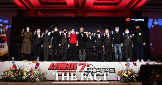 정진석 국민의힘 4.7 재보궐선거 공천관리위원장과 위원들 및 국민의힘 서울시장 후보들이 지난 29일 서울 용산구 백범김구기념관에서 열린 후보 비전스토리텔링PT에 앞서 기념촬영을 하고 있다. 왼쪽 세번째부터 나경원, 오세훈, 이종구, 오신환 후보, 정 위원장, 조은희, 이승현, 김선동, 김근식 후보. /국회사진취재단.