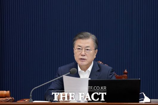 문재인 대통령이 2일 오전 청와대에서 화상으로 열린 국무회의에서 발언하고 있다. /청와대 제공