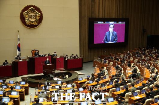 이낙연 대표의 교섭단체 대표연설에 17번 박수가 나왔다. 2일 국회 본회의에서 교섭단체 대표연설을 하고 있는 이 대표. /국회사진취재단