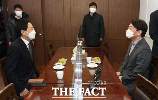 안철수 국민의당 대표(오른쪽)는 단일화 시기에 대해 "2월 말에서 3월 초가 돼야 하지 않나"라고 말했다. /남윤호 기자