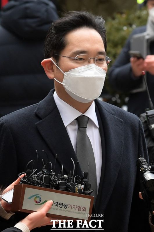 이재용 삼성전자 부회장이 삼성생명공익재단 이사장직에서 물러난다. 지난 1월18일 국정농단 사건 파기환송심 선고 공판에 출석하는 이 부회장. /남용희 기자