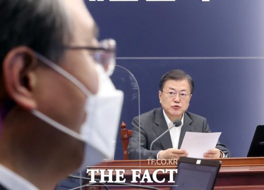 문재인 대통령이 지난 22일 오후 청와대에서 열린 수석보좌관회의에 참석해 발언하고 있다. 왼쪽은 이날 휴가에서 복귀해 문 대통령에게 거취를 일임한 신현수 민정수석. /뉴시스