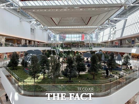 24일 프리오픈한 '더현대 서울' 5~6층에는 '사운즈 포레스트'가 구성돼 있다. /한예주 기자