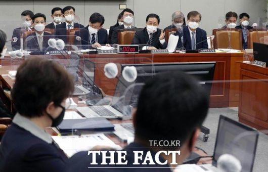 24일 오후 국회에서 열린 운영위원회 전체회의에서 유영민 대통령비서실장이 답하는 모습. /국회사진취재단