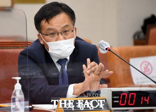 조남관 대검찰청 차장검사가 지난해 10월 22일 오후 국회에서 열린 법제사법위원회 대검찰청 국정감사에서 질의에 답하고 있다./더팩트DB