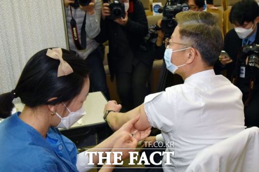 서울시는 1차 접종대상자 접종률이 27.8%라며 계획대로 예방접종이 잘 이뤄지고 있다고 밝혔다. /사진공동취재단