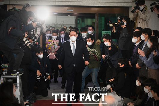 전격 사의를 표명한 윤석열 검찰총장이 4일 오후 서울 서초구 대검찰청을 나서고 있다. /이동률 기자