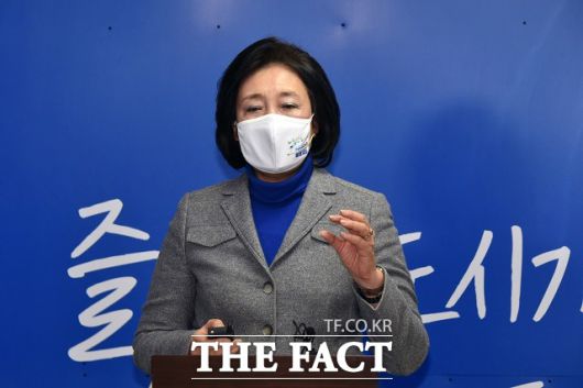 LH 투기 의혹이 일파만파 확산하면서 더불어민주당이 악영향을 받는 모양새다. 서울시장 판세도 민주당 후보가 야권 후보에게 밀렸다는 여론조사도 나왔다. 사진은 박영선 민주당 서울시장 후보. /국회사진취재단