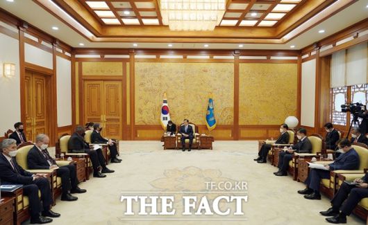 문재인 대통령이 18일 오후 청와대에서 미국 토니 블링컨 국무 장관과 로이드 오스틴 국방 장관을 접견하고 있다. /뉴시스