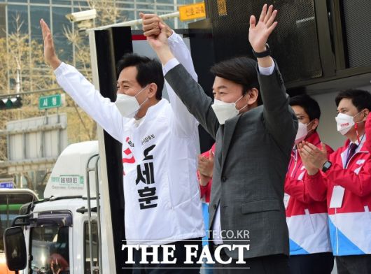 국민의힘은 고 박원순 전 서울시장의 성추행 사건을 부각했다. 25일 서울 중구 덕수궁 대한문 앞에서 열린 시청역 거점유세에서 안철수 국민의당 대표와 함께 손을 들어 인사하는 오 후보. /국회사진취재단