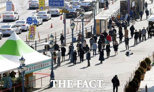 정부는 4일 대국민 담화를 통해 코로나19의 4차 대유행 가능성을 경고하며 철저한 방역수칙을 준수해달라고 호소했다. 사진은 지난 2월 서울 중구 서울역 광장에 마련된 코로나19 임시선별검사소를 찾은 시민들이 코로나19 검사를 받기 위해 줄 선 모습. /이선화 기자