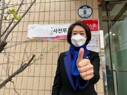 '맨손 투표 인증샷' 논란에 휩싸인 고민정 더불어민주당 의원이 3일 페이스북에 "부적절한 행동에 대해 송구스럽다"며 사과했다. /고 의원 페이스북 갈무리