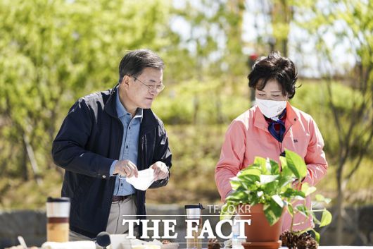 문 대통령 내외가 식목일 나무심기 후 학생들과 환담을 위해 대기하는 모습. /청와대 제공