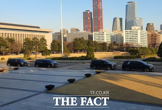 지난달 24일 서울 여의도 국회 본청 앞 도로에서 국회의원이 타고다니는 차들이 시동을 켜고 공회전하는 모습. 이날 열린 본회의에 참석한 의원들을 기다리고 있는 것이다. /신진환 기자