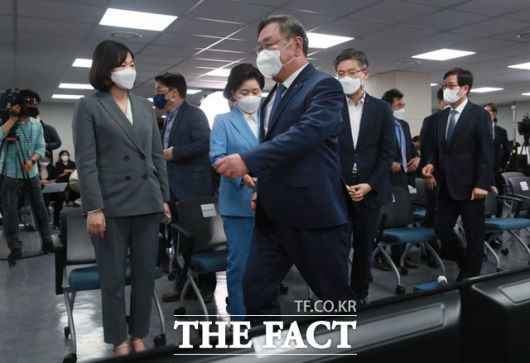 결과 확인 직후 상황실 나서는 김태년 직무대행. /이새롬 기자