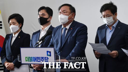 더불어민주당 김태년 대표 직무대행이 8일 여의도 국회에서 4.7재보궐 선거 결과에 책임을 지고 지도부가 전원 사퇴한다는 내용의 대국민 성명서를 발표하고 있다. /남윤호 기자