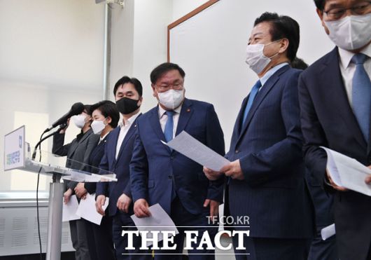 더불어민주당 김태년 대표 직무대행과 지도부가 8일 여의도 국회에서 4.7재보궐선거 결과에 책임을 지고 지도부가 전원 사퇴한다는 내용의 대국민 성명서를 발표한뒤 자리를 떠나고 있다. /남윤호 기자