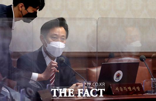 13일 정부서울청사에서 영상으로 열린 국무회의에 참석해 회의 시작을 기다리는 오세훈 서울시장. /임영무 기자