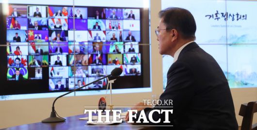 문재인 대통령이 22일 오후 청와대 상춘재에서 화상으로 열린 기후정상회의에 참석해 발언하고 있다. /뉴시스