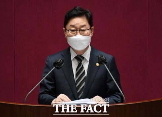 지난 19일 국회 대정부질문에 참석한 박범계 법무부 장관은 윤 전 총장의 묵묵부답에 유감을 표명했다. /남윤호 기자