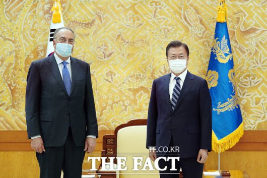 문재인 대통령이 27일 오후 청와대에서 스탠리 어크 노바백스사 CEO와 기념촬영을 하고 있다. /청와대 제공