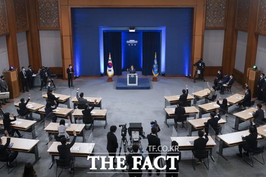 문 대통령이 10일 오전 청와대 춘추관에서 취임 4주년 특별연설을 마친 후 질문을 위해 손을 든 취재진을 지목하고 있다. /청와대 제공