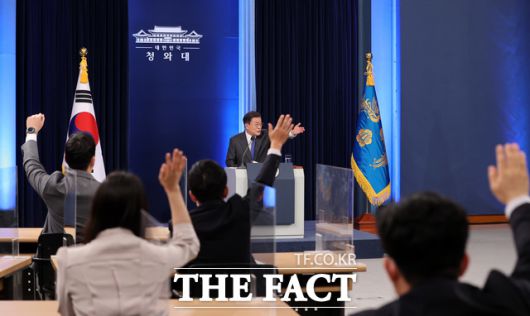 지난 9일 코로나19 백신 1차 접종자는 단 3명에 불과했다. 5월 들어 일평균 백신 1차 접종자 숫자가 현저히 줄어든 가운데 정부가 구체적인 백신 접종 플랜을 밝힐 필요가 있다는 지적이 나온다. /뉴시스