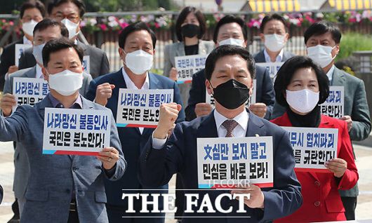국민의힘은 문재인 대통령의 인사 결정을 '인사 폭거'라며 강하게 항의했다. 지난 14일 청와대 앞에서 비상의원총회를 열고 항의서한을 청와대에 전달하는 국민의힘 의원들. /이새롬 기자