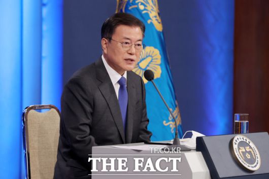 문재인 대통령의 취임 4주년 기자회견을 두고 여야는 극명한 온도차를 보였다. 문 대통령이 지난 10일 오전 청와대 춘추관 대브리핑룸에서 취임 4주년 특별연설을 마친 후 취재진의 질문에 답변하고 있다. /뉴시스