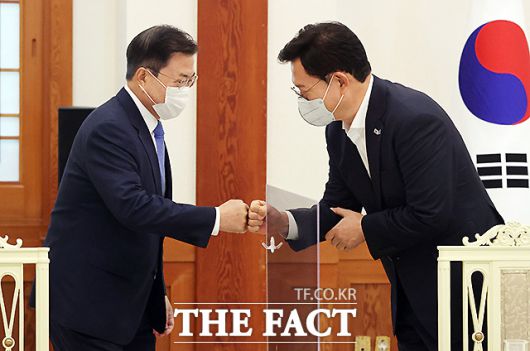 송영길 민주당 신임 당대표는 문 대통령을 대면한 자리에서 SMR(소형모듈원전)을 언급하는 등 현 정부의 탈원전 정책에 대해 다른 목소리를 냈다. 지난 14일 청와대에서 문 대통령이 송 대표와 주먹 인사를 하는 모습. /뉴시스