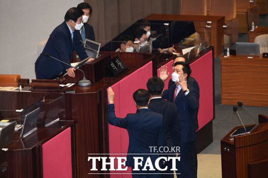 지난 13일 여야는 국회에서 김부겸 국무총리 후보자 임명동의안 처리를 위해 열린 본회의에서 격하게 충돌했다. /남윤호 기자