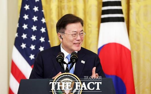 문재인 대통령이 21일 오후(현지시간) 미국 워싱턴 백악관 이스트룸에서 조 바이든 미국 대통령과 공동기자회견을 한 후 취재진의 질문에 답하고 있다. /뉴시스