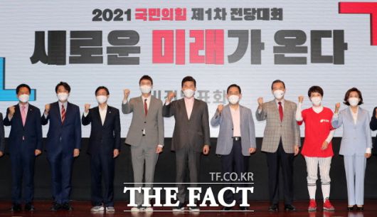 세대교체를 외치며 출마를 선언한 초선 및 30대 후보들은 '변화'를 강조했다. 왼쪽부터 김기현 당 대표 권한대행, 이준석, 조경태, 김웅, 윤영석, 주호영, 홍문표, 김은혜, 나경원 후보. /국회사진취재단