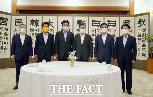 문재인 대통령이 26일 청와대에서 열린 여야 정당 대표 초청 대화에 앞서 기념촬영을 하고 있다. 왼쪽부터 최강욱 열린민주당 대표, 여영국 정의당 대표, 송영길 더불어민주당 대표, 문 대통령, 김기현 국민의힘 대표 권한대행, 안철수 국민의당 대표. /청와대 제공