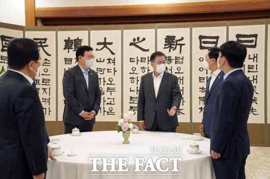 문재인 대통령이 26일 청와대에서 열린 여야 정당 대표 초청 대화에 참석해 사전 환담에서 김기현 국민의힘 대표 권한대행과 이야기를 나누고 있다. /청와대 제공