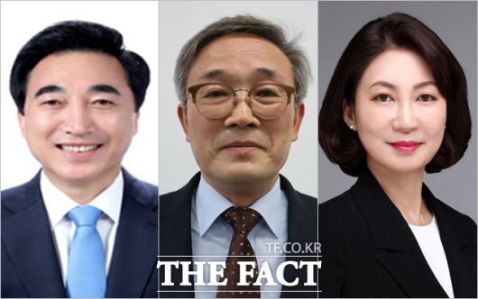 28일 청와대 새 참모로 임명된 (왼쪽부터) 박수현 국민소통수석, 방정균 시민사회수석, 남영숙 경제보좌관. /청와대 제공