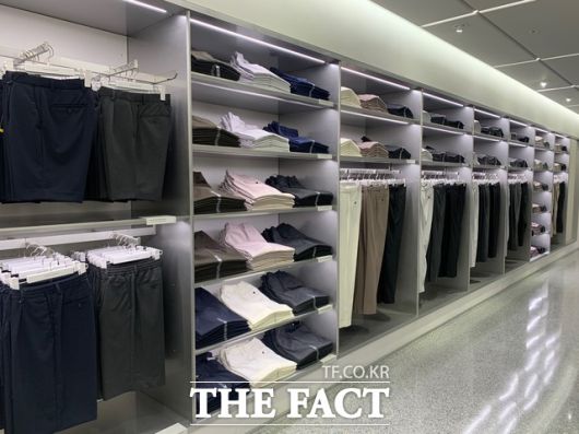 매장 안에 들어서자 지난해 100만 장 이상 팔린 무신사 스탠다드의 대표 상품인 다양한 슬랙스가 눈길을 사로잡았다. 사진은 무신사 스탠다드 홍대 매장 내부 모습. /한예주 기자