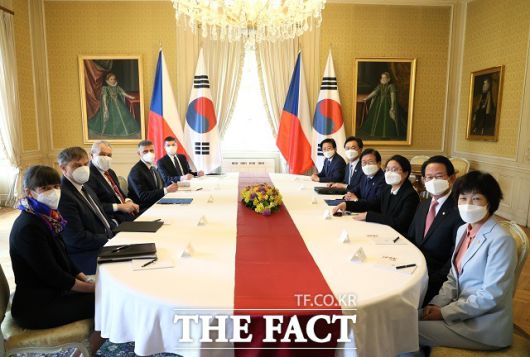 박병석 국회의장이 27일(현지시간) 프라하 대통령 관저에서 밀로시 제만 체코 대통령과 회담하고 있다. /국회 제공