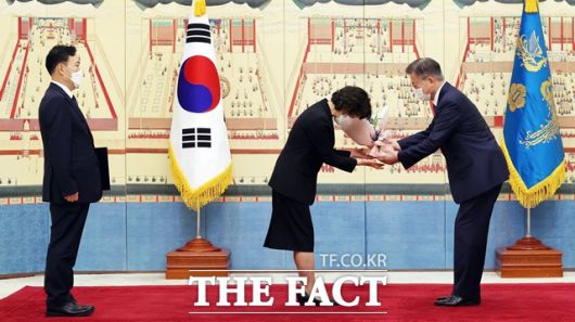 문재인 대통령이 1일 오후 청와대에서 김오수 검찰총장에게 임명장을 수여한 후 총장의 부인 천계숙 씨에게 정의를 의미하는 '락스퍼', 국민의 인권보호 및 사회적 약자를 배려 달라는 의미에서 '말채나무'와 '알스트로메리아', 신뢰를 의미하는 '아스타'로 구성된 꽃다발을 전달하고 있다. /뉴시스