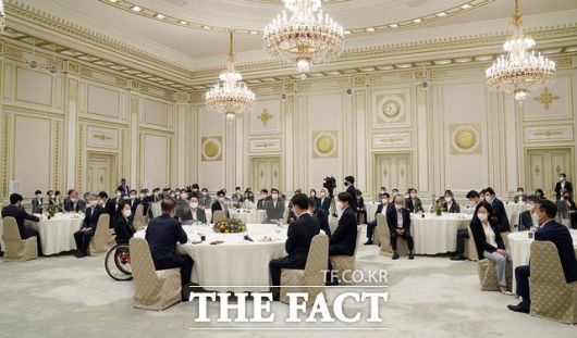 3일 오전 청와대 영빈관에서 문 대통령과 민주당 초선의원들이 간담회를 하는 모습. /청와대 제공