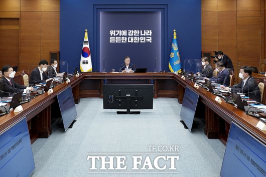 문재인 대통령이 7일 청와대에서 열린 제3차 코로나19 대응 특별방역점검회의를 주재하고 있다. /청와대 제공