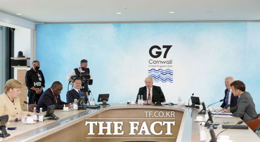 문재인 대통령이 13일(현지시간) 영국 콘월 카비스베이에서 열린 '기후변화 및 환경' 방안을 다룰 G7 확대회의 3세션에 참석한 모습. G7 의장국 영국 보리스 존슨 총리 좌우에 각각 조 바이든 미국 대통령과 문 대통령이 앉아 있다. /청와대 제공