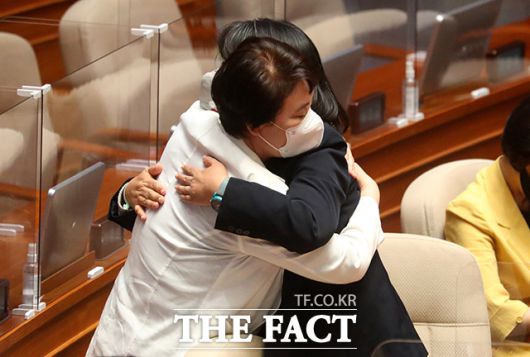 정춘숙 의원과 포옹 나누는 윤 의원
