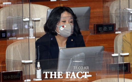 '부동산 투기 의혹'으로 당에서 제명된 후 본회의장에 출석한 윤미향 의원